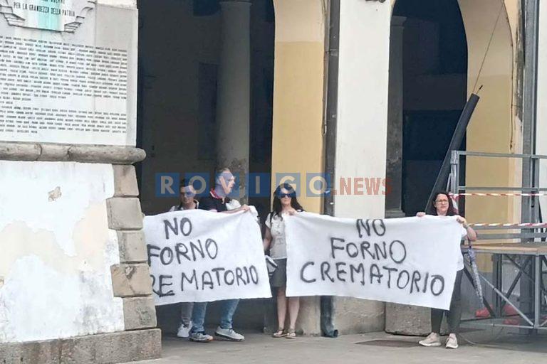 No al forno crematorio, sit-in davanti alla chiesa di Badia